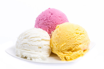 Drei bunte Kugeln Eis auf weißem Teller