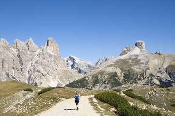 Fototapeta na wymiar Wędrowiec w Dolomitach - Alpy