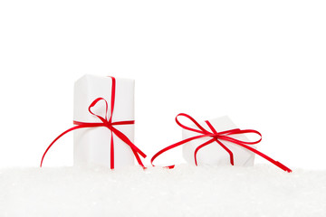Zwei Weihnachtsgeschenke auf weißem Hintergrund