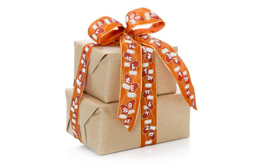 Hübsch verpacktes Weihnachtsgeschenk isoliert