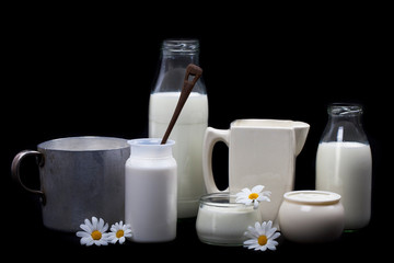 Milch in unterschiedlichen Gefäßen