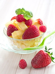 Obstsalat aus Ananas, Erdbeeren und Himbeeren