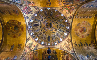 Fototapeta na wymiar Kopuła Bazyliki San Marco, Wenecja