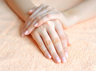 Naklejka premium Beautiful woman hands are on a towel