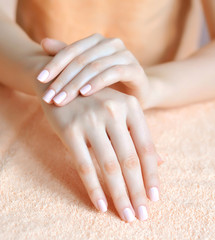 Naklejka premium Beautiful woman hands are on a towel