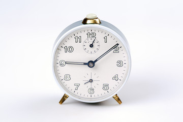 Nostalgischer Wecker auf Weiß