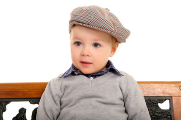 Junge auf der Parkbank