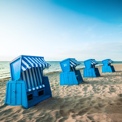 Vier Strandkörbe an der Ostsee, Sommer, Küste