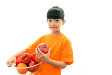 野菜と果物を持つ女の子