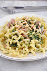 Pasta mit Speck, Pinienkernen und Mönchsbart