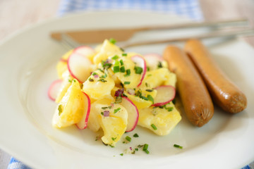 Radies Kartoffel Salat mit veganen Würsten