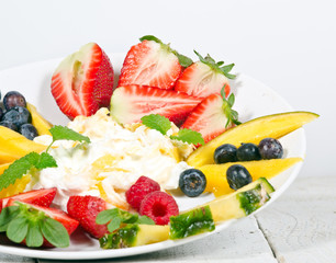 Leckere, gesundes Frühstück: Joghurt mit Früchten