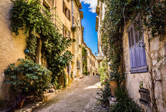 Fototapeta A narrow street of Saint-Paul-de-Vence
