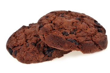 Deux cookies au chocolat et pétites de chocolat