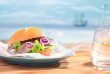 Frisches Fischbrötchen an der Nordsee