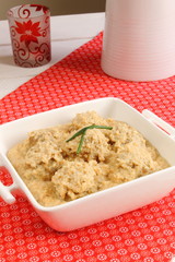 Ración de albóndigas en salsa de almendra