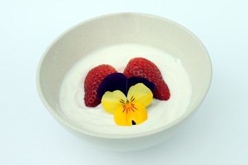Erdbeercreme mit Stiefmütterchen