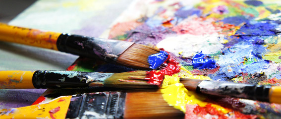 Obraz premium Vivid strokes and paintbrushes