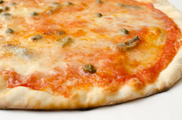Pizza capperi e acciughe, closeup