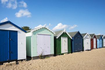 Fototapeta na wymiar Kolorowe plaży domków w West Mersea, Essex, Wielka Brytania.