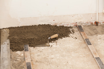 preparing a cement screed, chape ciment