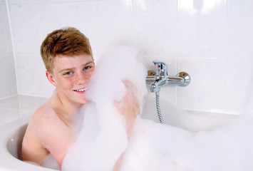 Junge in der Badewanne