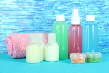 Obraz na płótnie Canvas Hotel cosmetics kit on bright color background