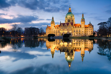 Rathaus Hannover nachts mit Spiegelung im Maschteich