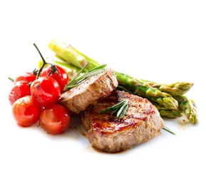 Crédence de cuisine en verre imprimé Plats de repas Steak de boeuf grillé sur fond blanc