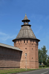 Fototapeta na wymiar Wieża klasztoru starożytnej rosyjski