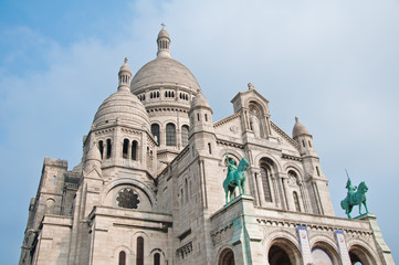 Fototapeta na wymiar The Basilica of the Sacred Heart of Jesus on Montmartre in Paris