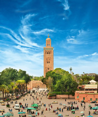 Naklejka premium Główny plac Marrakeszu w starej medynie. Maroko.