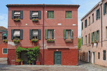 Fototapeta na wymiar Venice, Italy: Colored old house