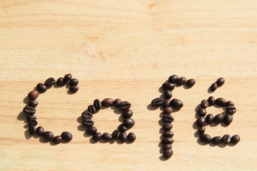 Cafe auf einem Holzbrett