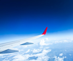 Fototapeta na wymiar Klasyczny obraz przez okno samolotu na silnik odrzutowy
