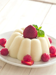 Grießbrei mit frischen Früchten