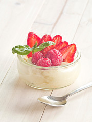 Grießbrei mit frischen Früchten