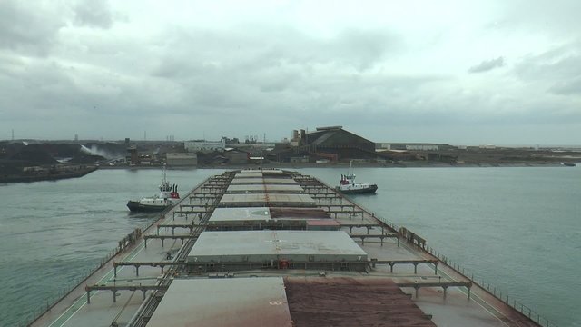 remorqueur guidant un navire port de dunkerque