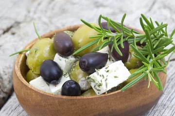 Foto op Plexiglas feta cheese and olives with herbs in olive oil © Mira Drozdowski