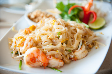 Stir-fried rice noodles with egg and shrimp : Pad Thai