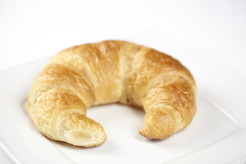 Teller mit Croissant - freigestellt