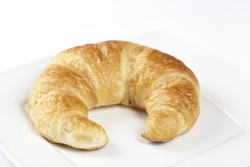 Teller mit Croissant - freigestellt