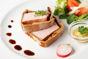 Schinken in Brotteig mit Sauce