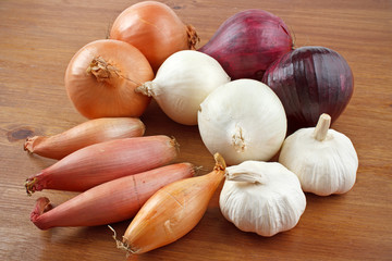 Red, white, yellow and shallot onions with garlic