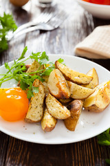 Crispy roasted potatoes with herbs