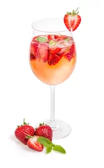 Rolgordijnen Cocktail mit Erdbeeren und Minze in einem Weinglas © Zerbor