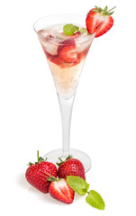 Cocktail mit Erdbeeren und Minze in einer Sektflöte