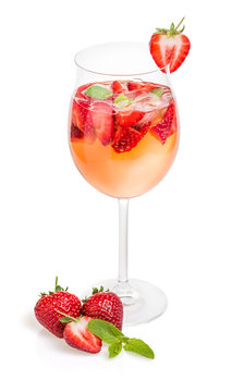 Cocktail mit Erdbeeren und Minze in einem Weinglas