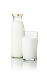 volle Milchflasche und ein Glas Milch