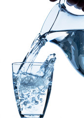 Glas mit Wasser und Krug